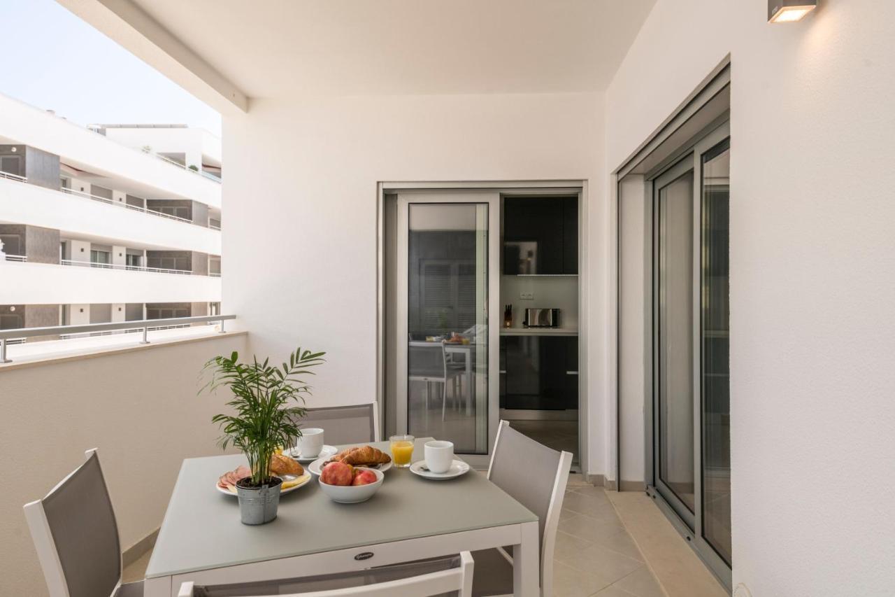 Coolhouses Lagos, 2 Bed Stylish City Flat, Rooftop Shared Pool, Clayheart Exterior photo